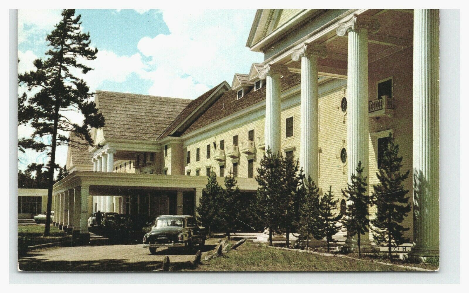 Vintage Postcard Yellowstone National Park Wy Lake Hotel Motel Inn Car Building